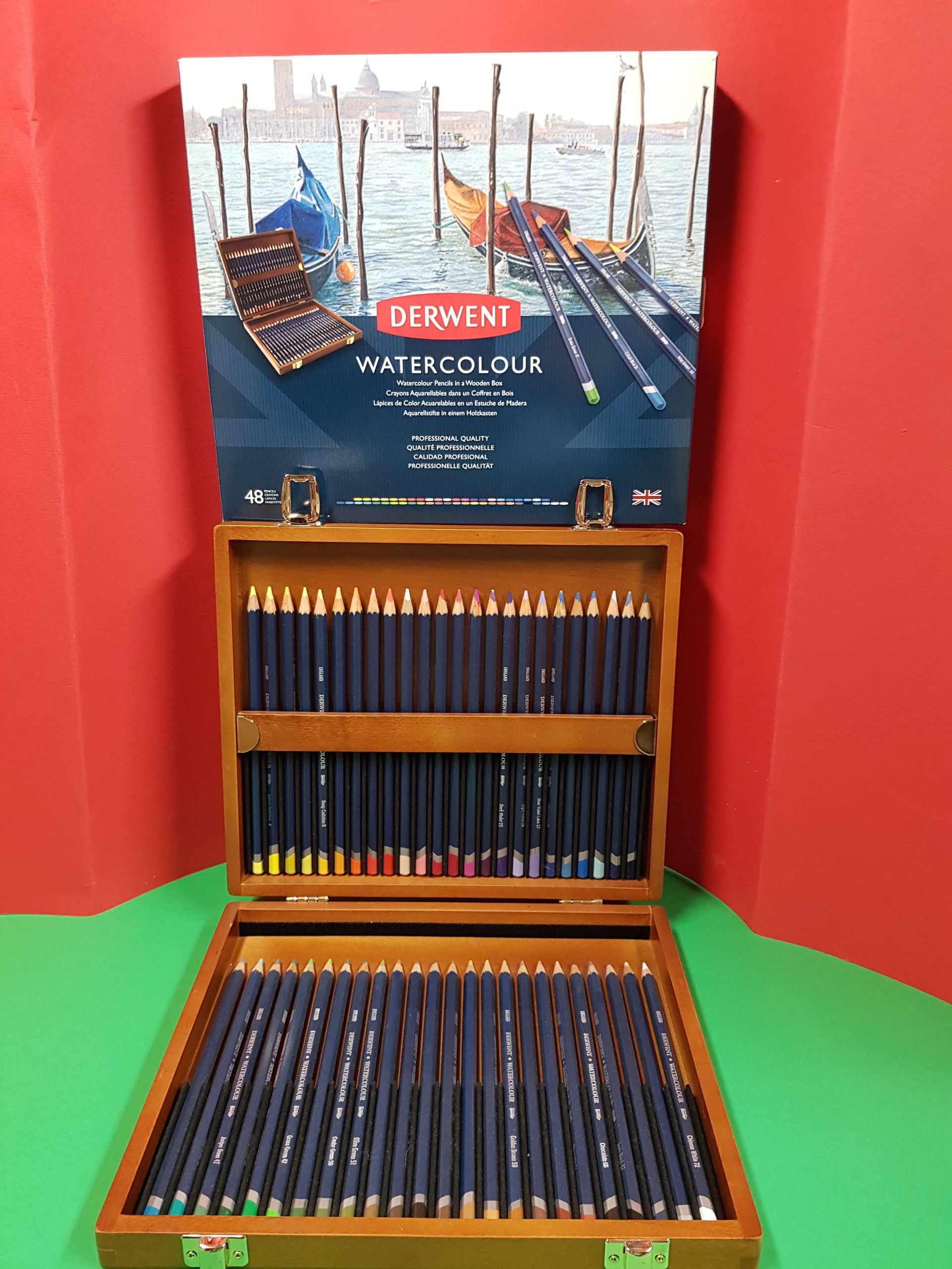 Set di matite artistiche in legno con matite disposte in file, aperte, con una scena di Venezia sul coperchio.