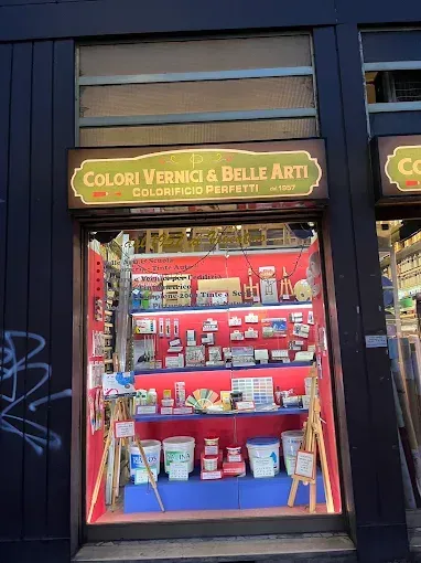 Vetrina di un negozio di articoli artistici, interni rossi. Insegna con la scritta