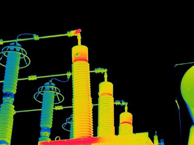 Image thermique d'isolateurs électriques, montrant les signatures thermiques. Le jaune/rouge indique les points chauds, le bleu/vert les points plus froids.