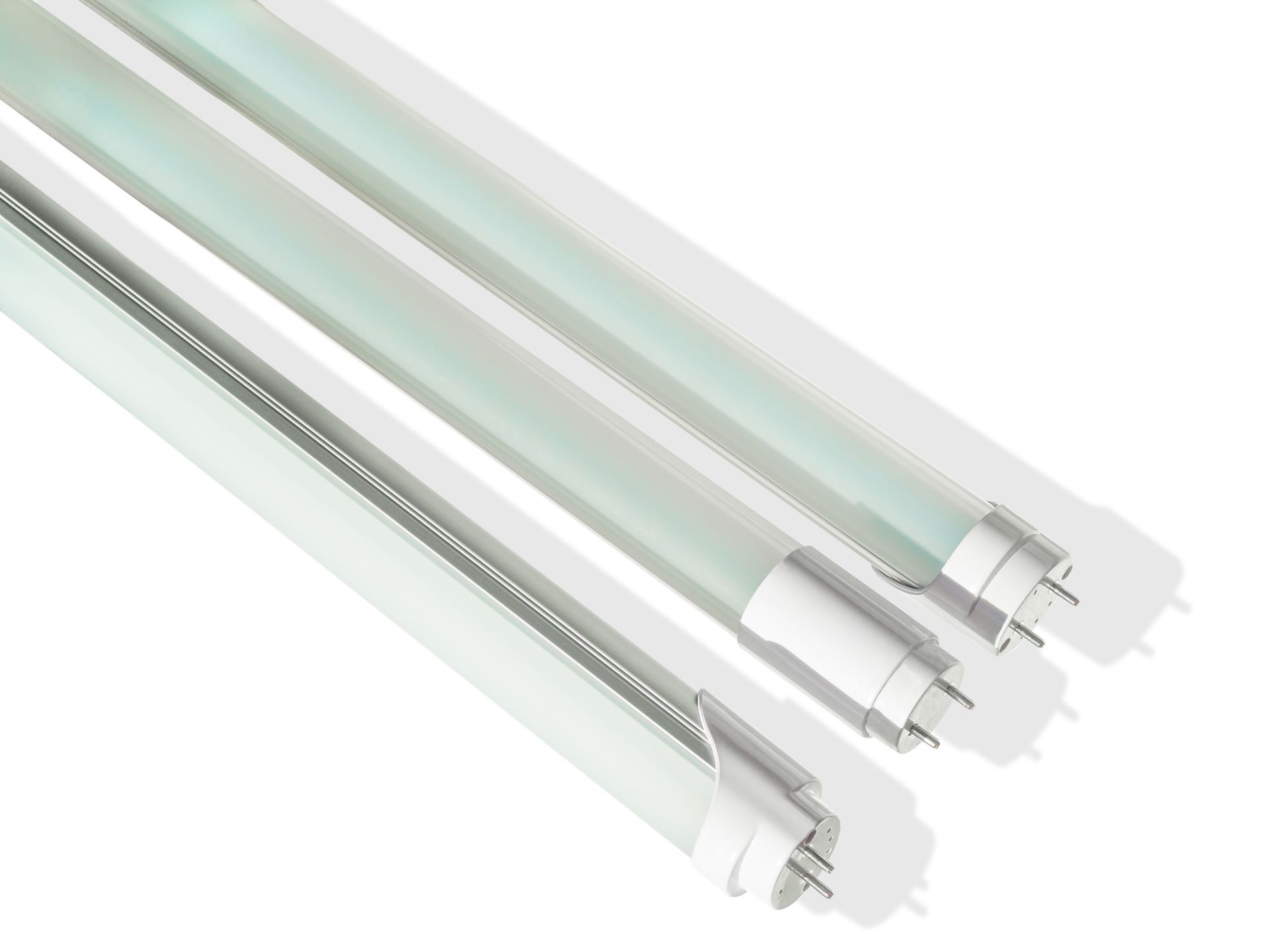 Trois types différents de lumières LED sont empilés les uns sur les autres sur un fond blanc.