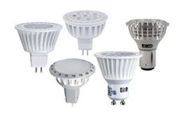 Un groupe de différents types d'ampoules sur fond blanc