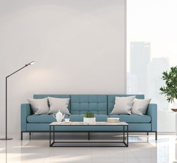 Un salon avec un canapé bleu et une table basse