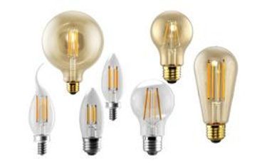 Un groupe de différents types d'ampoules sur fond blanc.