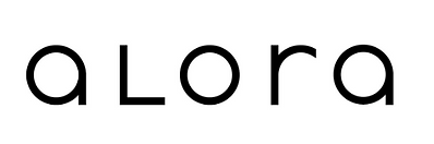 Le mot alora est écrit en lettres noires sur fond blanc.