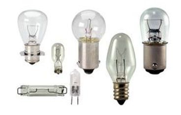 Un groupe de différents types d'ampoules sur fond blanc