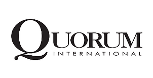 Le logo du quorum international est en noir et blanc.
