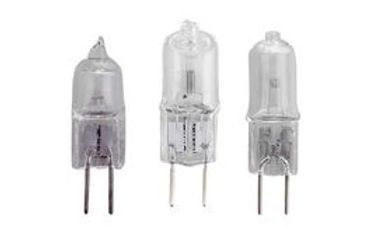 Trois types différents d'ampoules sont assis les uns à côté des autres sur un fond blanc.