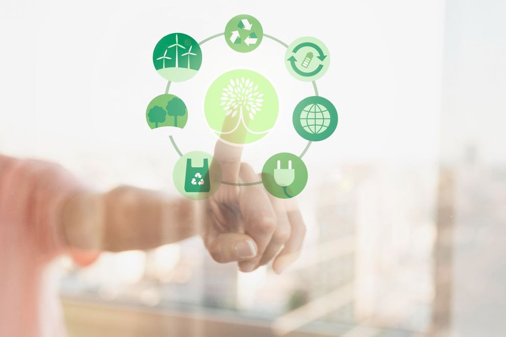 Iconos ecológicos verdes brillantes que se activan al tocarlos con el dedo en una interfaz de pantalla táctil.