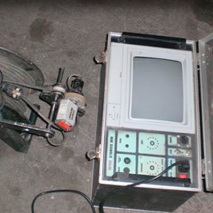 Eine Kiste mit einem Monitor darauf, auf dem „Mikrowelle“ steht