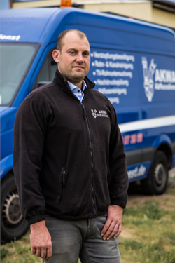 Alexander Erfurth beim reinigen vom Kanal