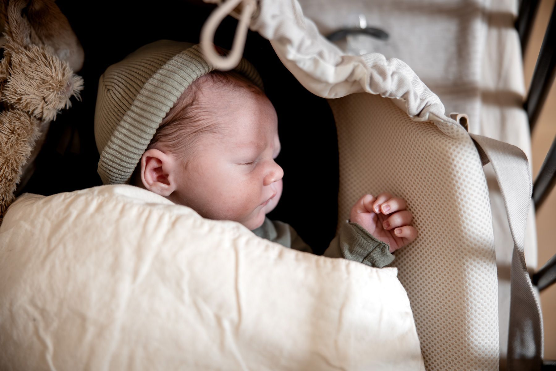 Slapende pasgeboren baby in een draagmand