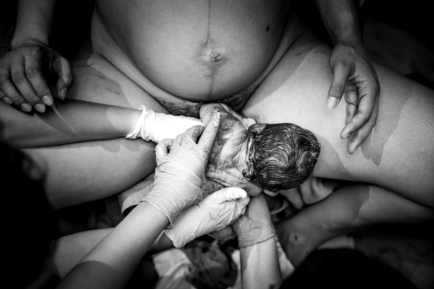 Baby wordt geboren tijdens de bevalling