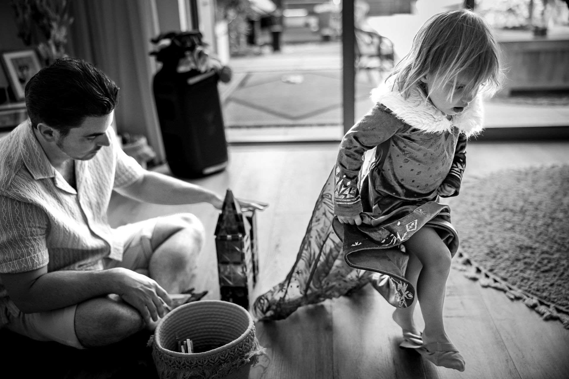 Vader en peuter tijdens een spontaan moment thuis – Day in the Life familiefotografie