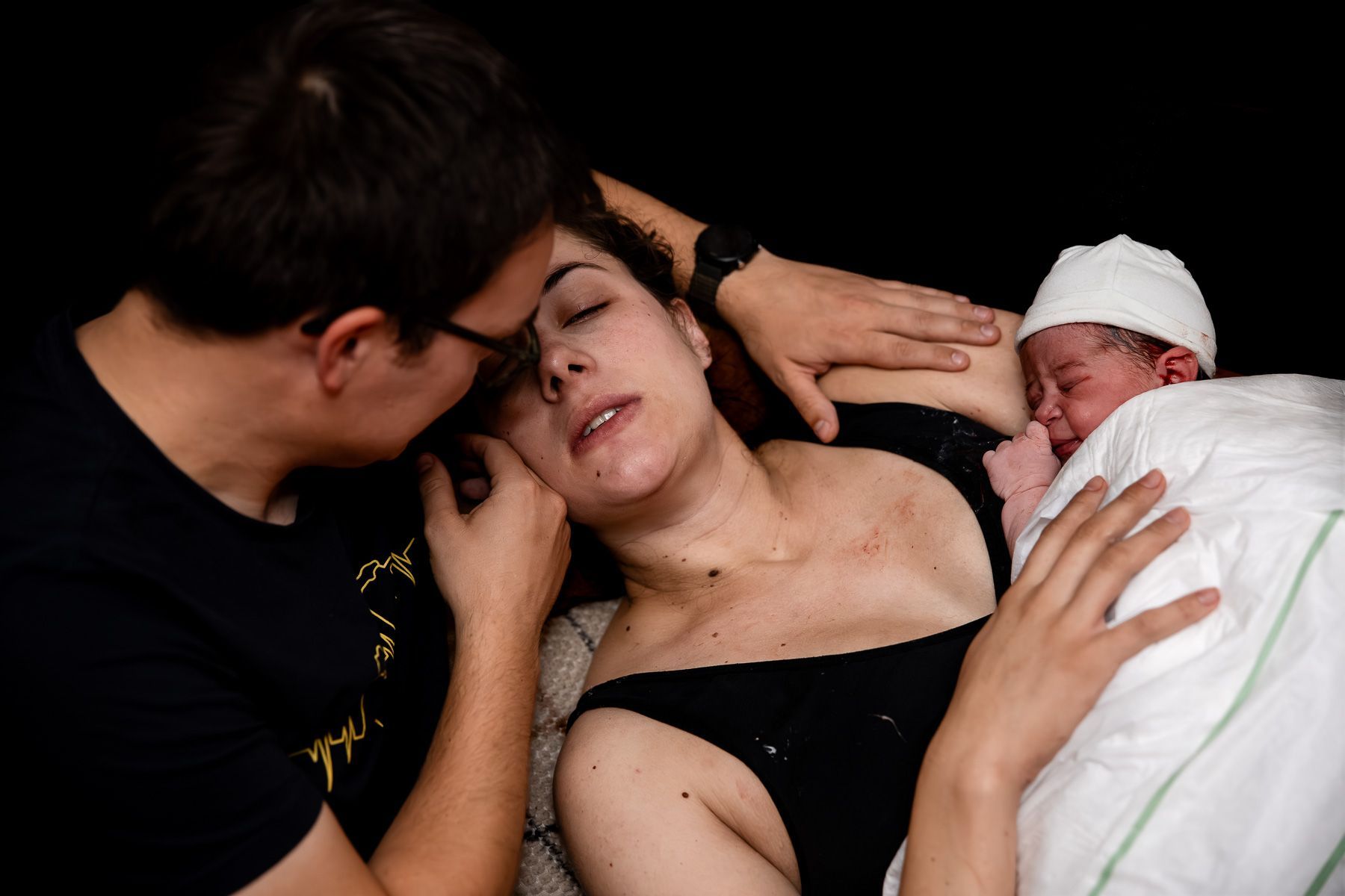 Ouders met hun pasgeboren baby vlak na de geboorte