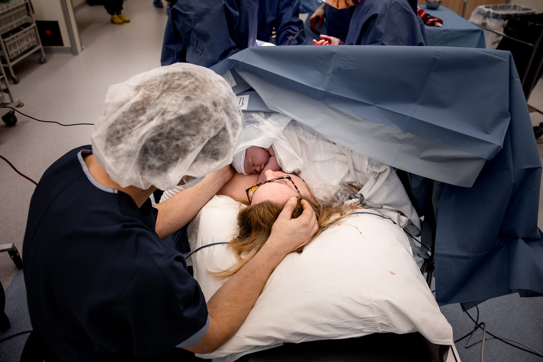 Pasgeboren baby ligt huid op huid bij moeder na de keizersnede