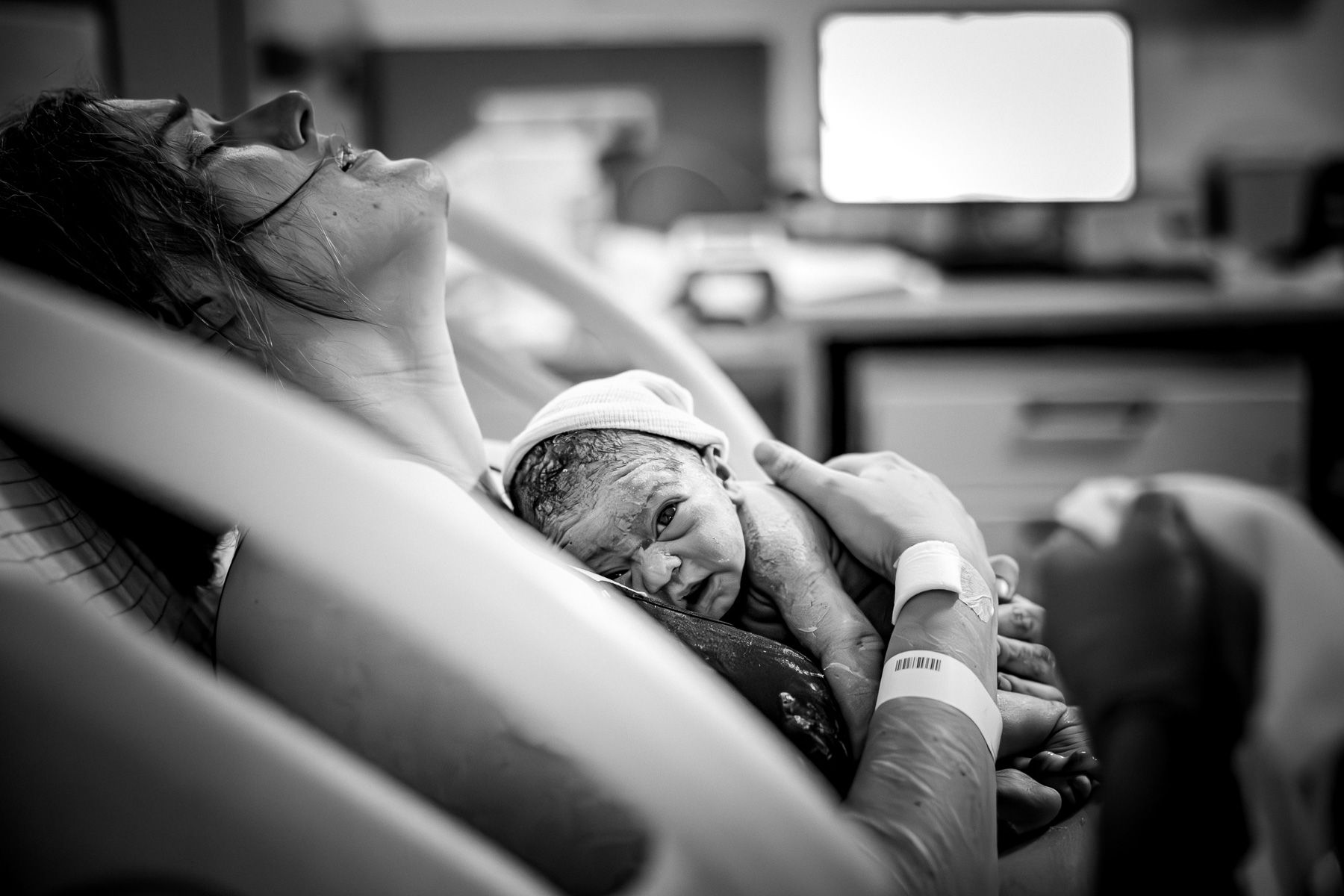 Moeder houdt haar pasgeboren baby vast direct na de geboorte