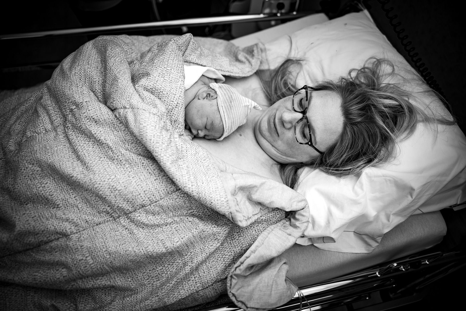 Moeder rust met haar pasgeboren baby na de geboorte