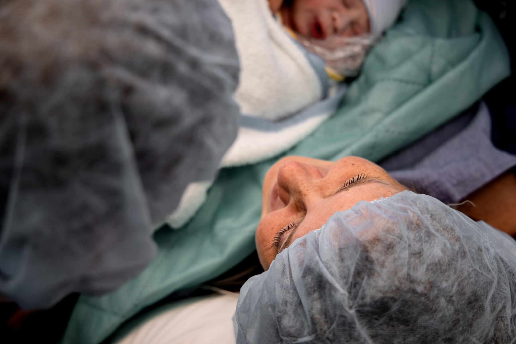 Moeder ziet haar baby voor het eerst na de keizersnede