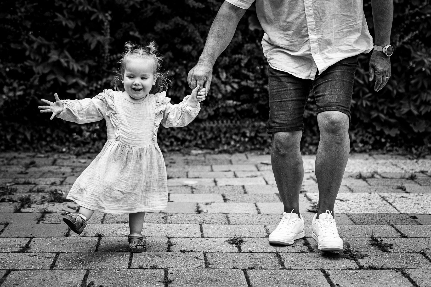 Opa en peuter hand in hand wandelend tijdens een documentaire familiereportage, day in the life