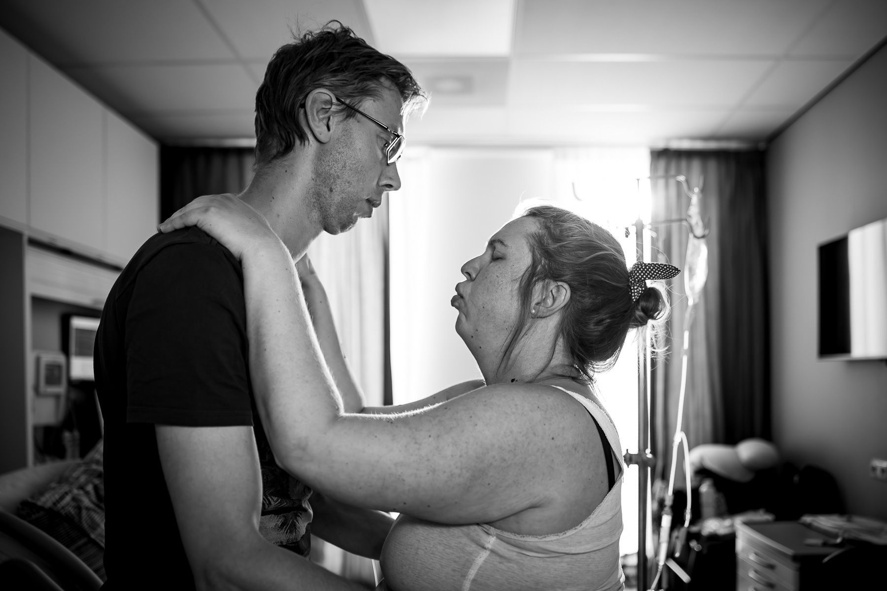 Partner ondersteunt vrouw tijdens de bevalling