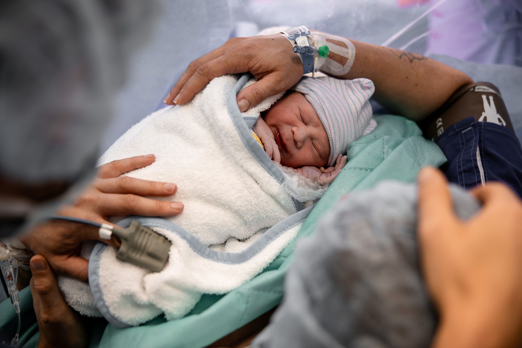Pasgeboren baby wordt vastgehouden direct na de geboorte via keizersnede