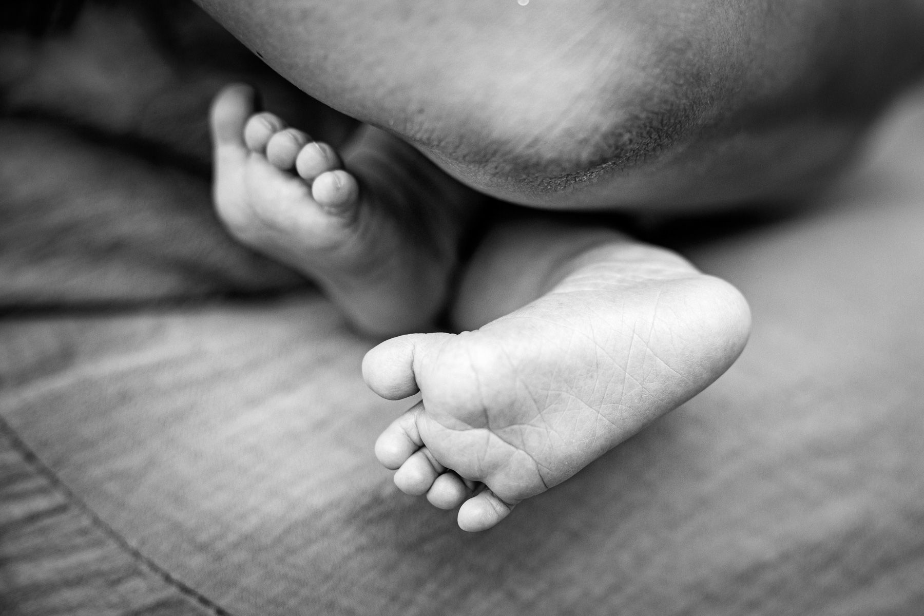 Detailfoto van voetjes van een pasgeboren baby