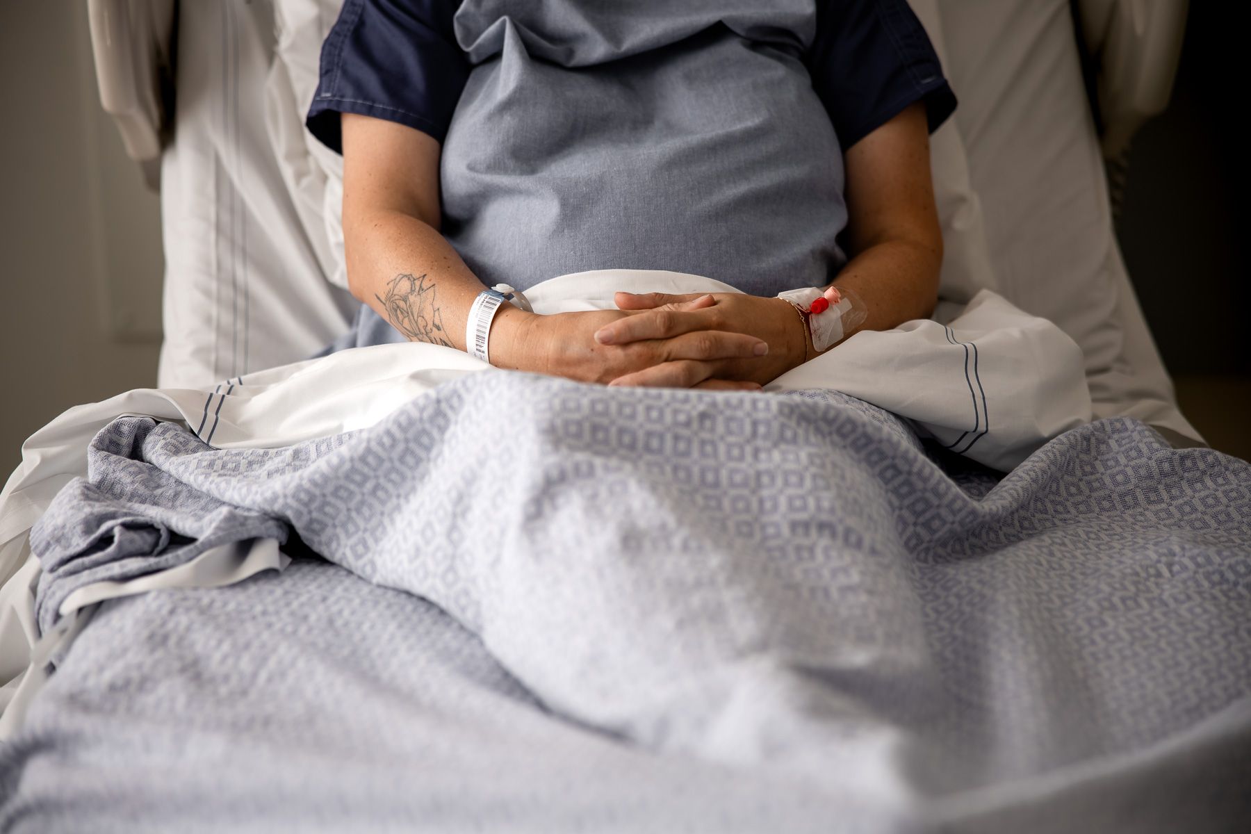 Zwangere vrouw wacht op de bevalling in een ziekenhuisbed