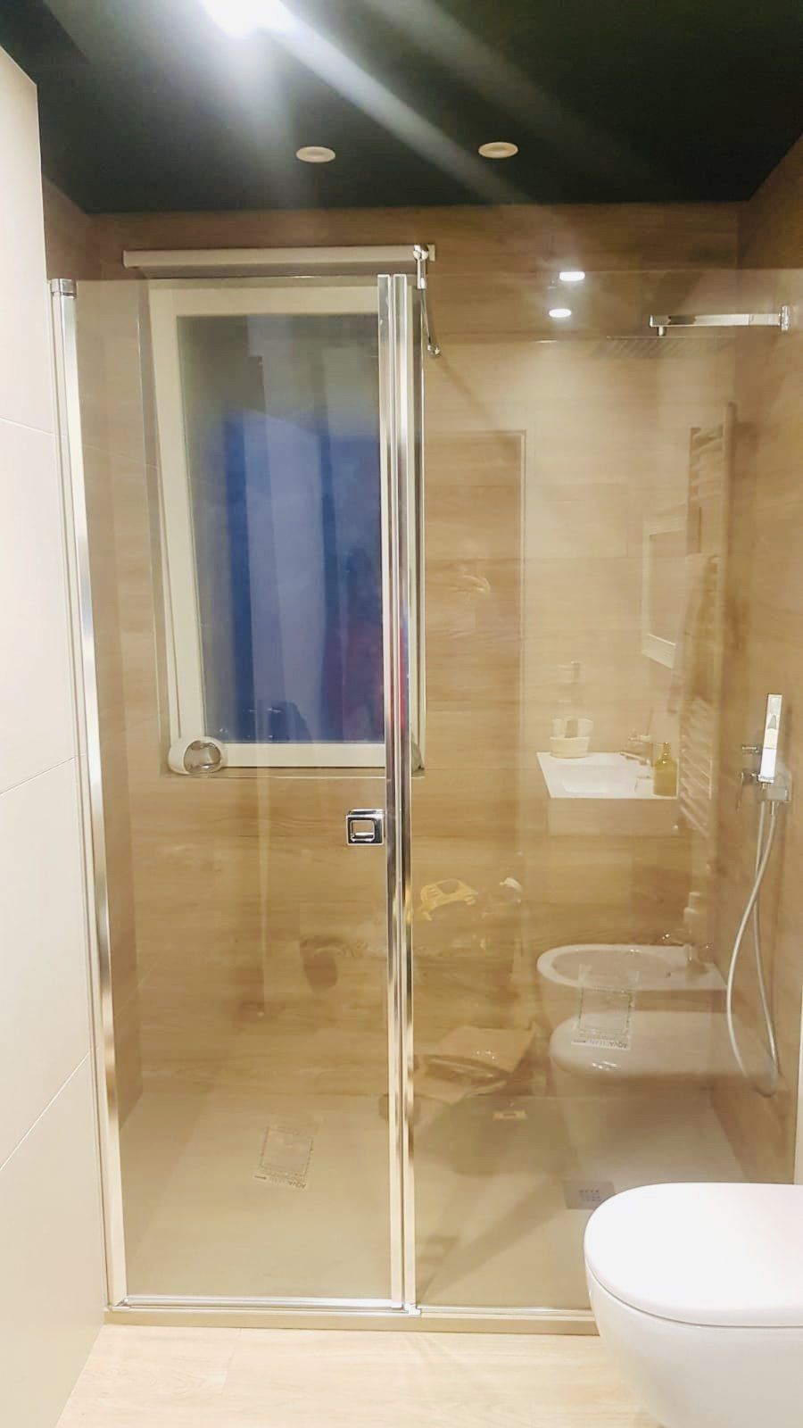 box doccia moderno con struttura minimale