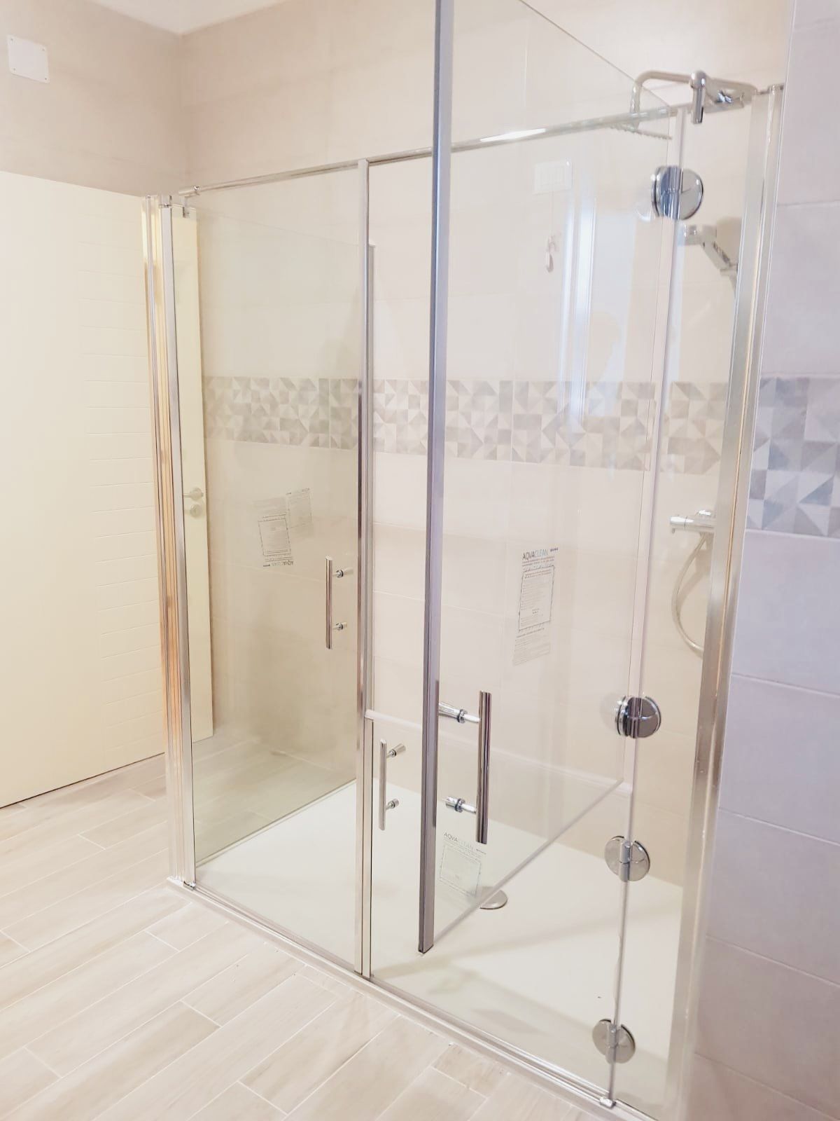 box doccia moderno con struttura minimale