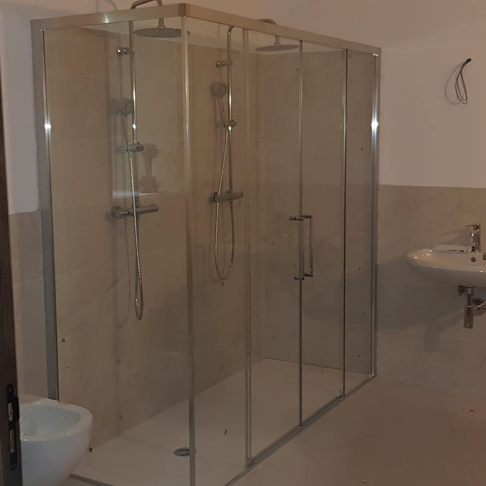 box doccia moderno con struttura in alluminio