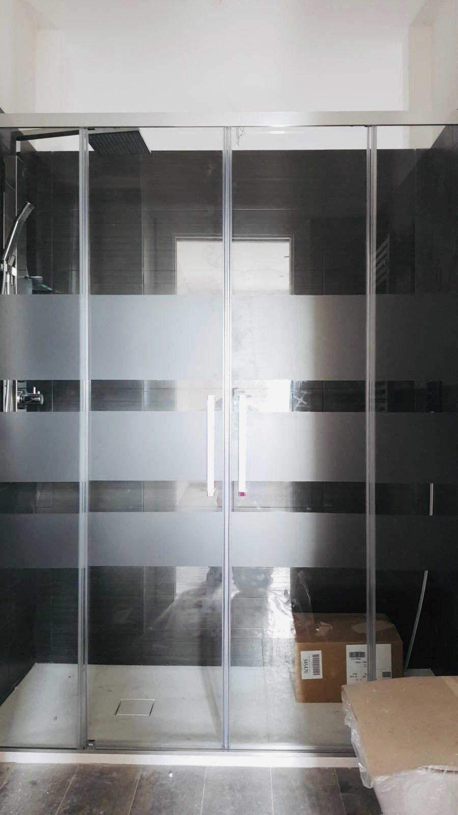 box doccia con fasce su vetro