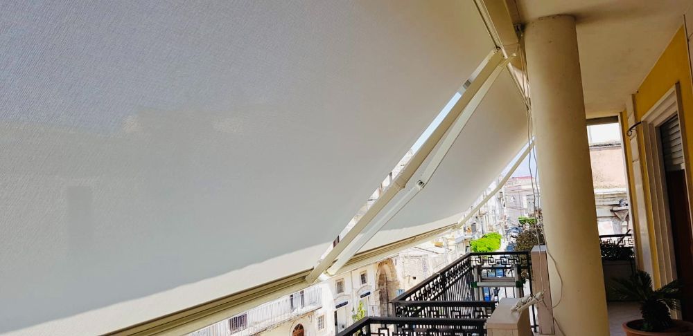 dettaglio tenda da sole a braccio