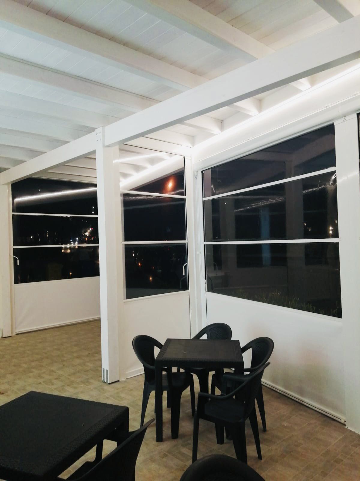 struttura in terrazzo con vetri oscurati