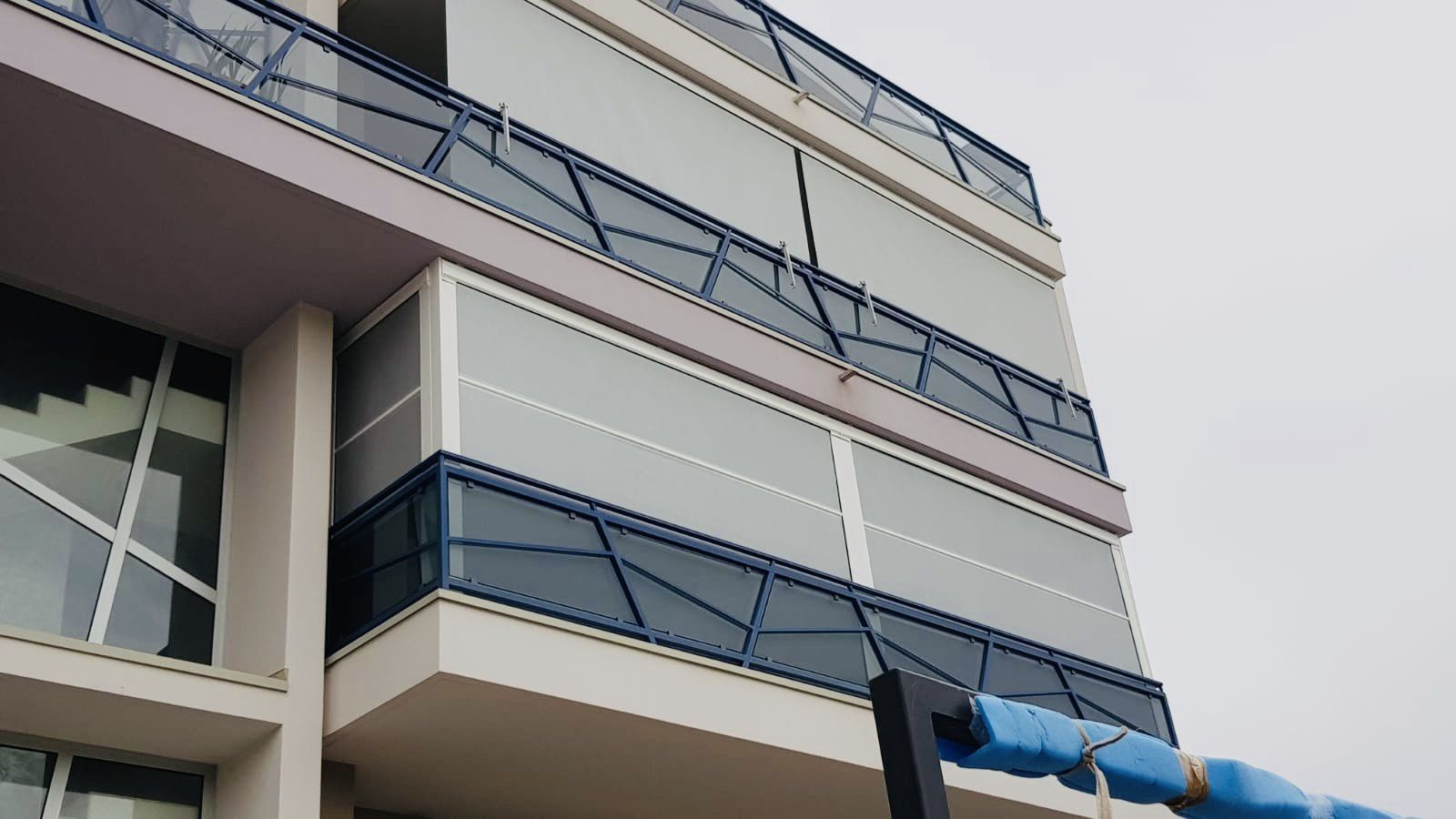 tende con tessuti scuri