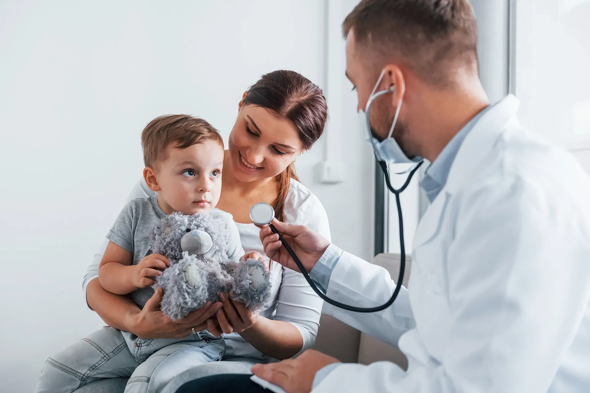 Kinderarzt untersucht junges Mädchen
