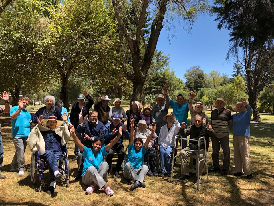 Más Vida grupo de personas mayores en salida