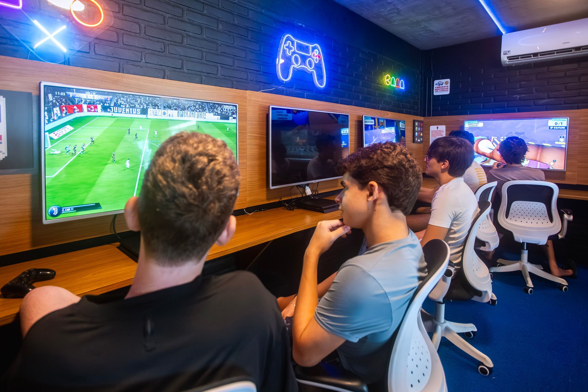 pai, mãe e filho criança sentados na borda da piscina com os pés na água. atrás deles estão espreguiçadeiras vazias e além está o mar verde e céu azul