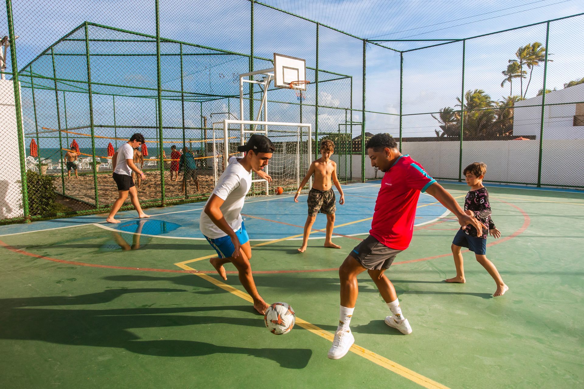 corredor com estandes e painéis expositivos em espaço interno de evento