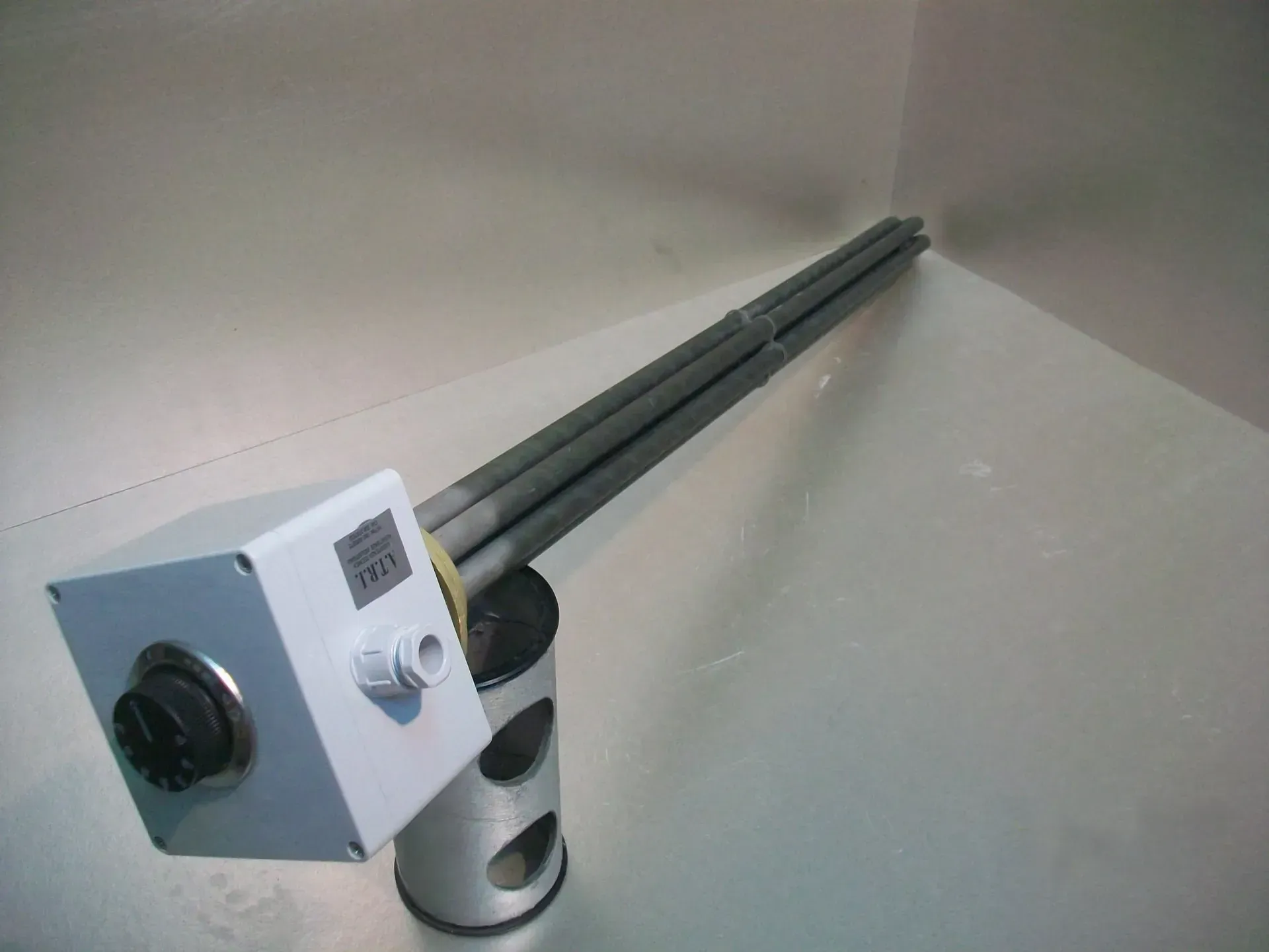 Riscaldatore corazzato con termostato e protezione contatti IP 65