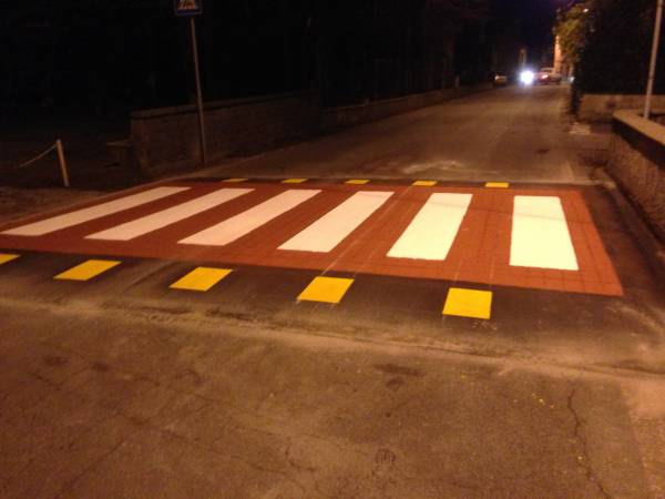 dosso con attraversamento pedonale