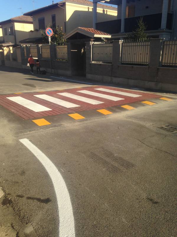 incrocio stradale con dosso