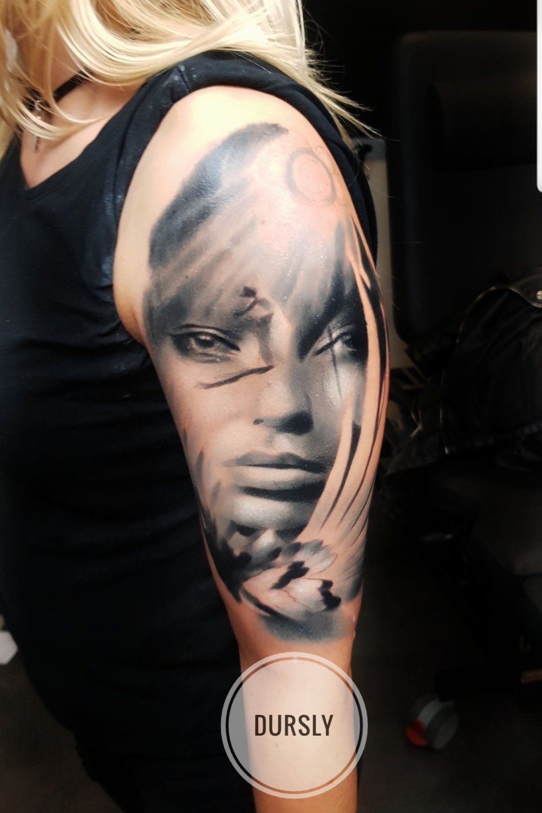 engel vrouw  portrait black and grey tattoo