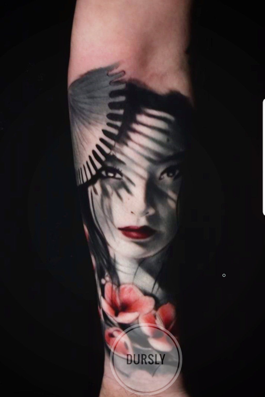 geisha black and grey colour en bloemen tattoo