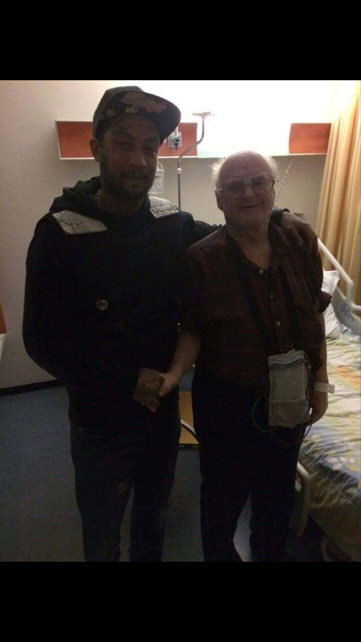 oude man helpen ziekenhuis libertad para siempre