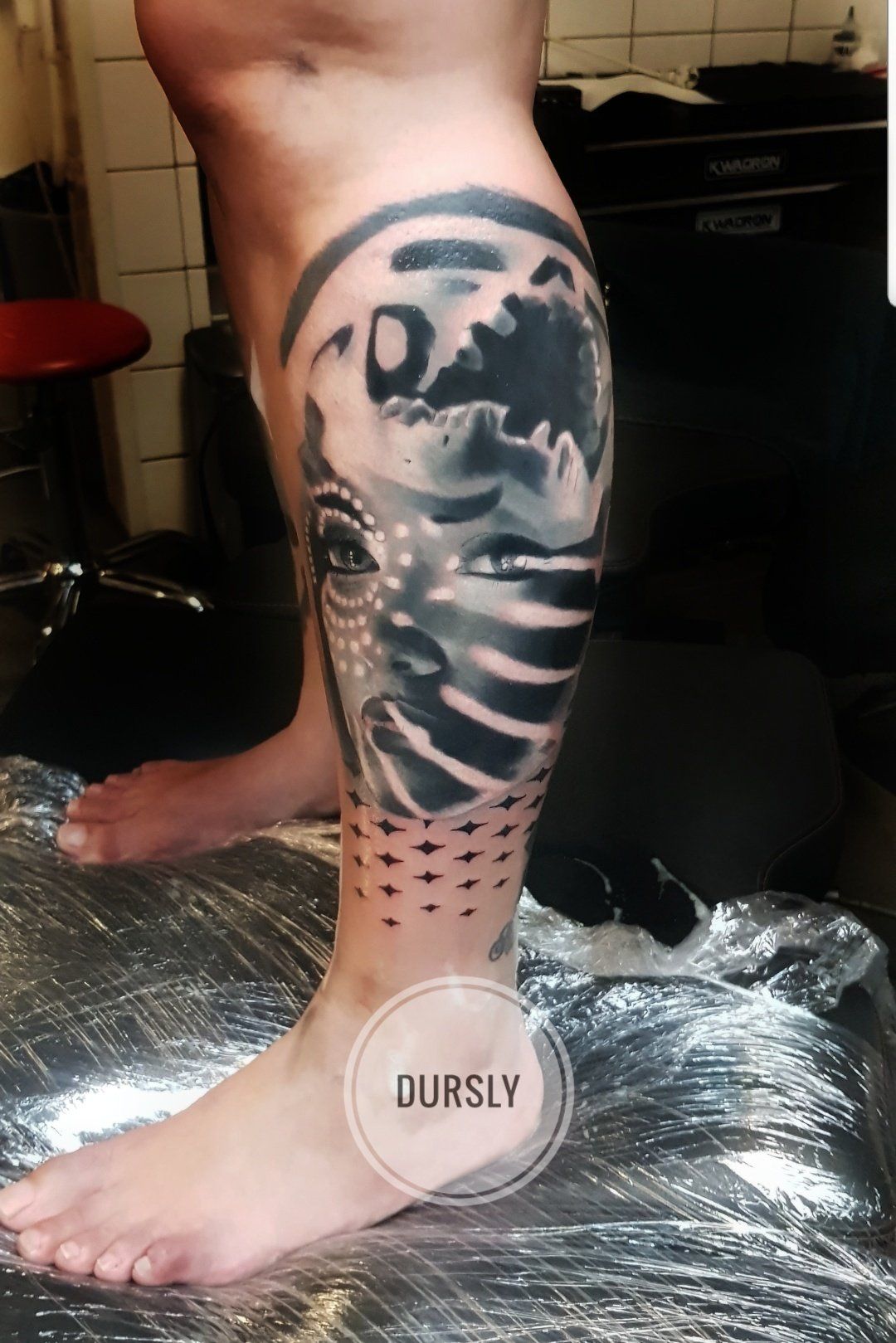doodskop met vrouwen gezicht tattoo