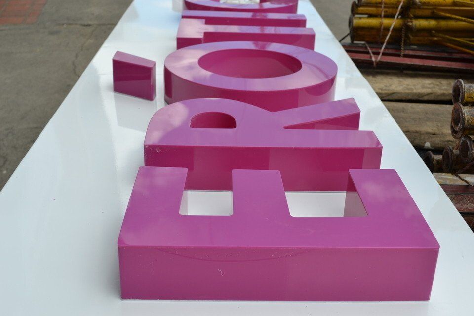 Relieves Rop - Avisos en Acrílico con Sistema de Iluminación