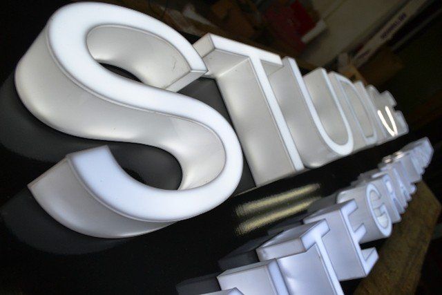 Relieves Rop - Avisos en Acrílico con Sistema de Iluminación