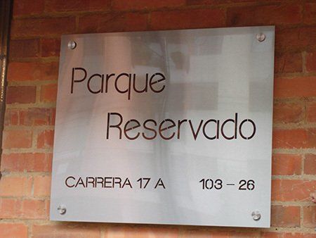 Relieves Rop - Avisos en acero y cristal