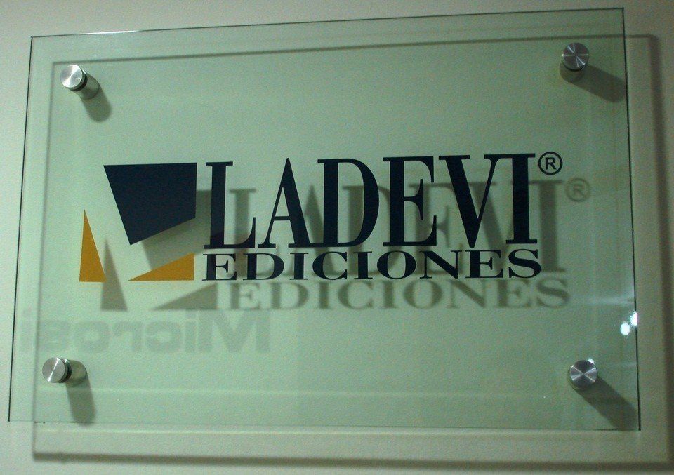 Relieves Rop - Avisos en acero y cristal