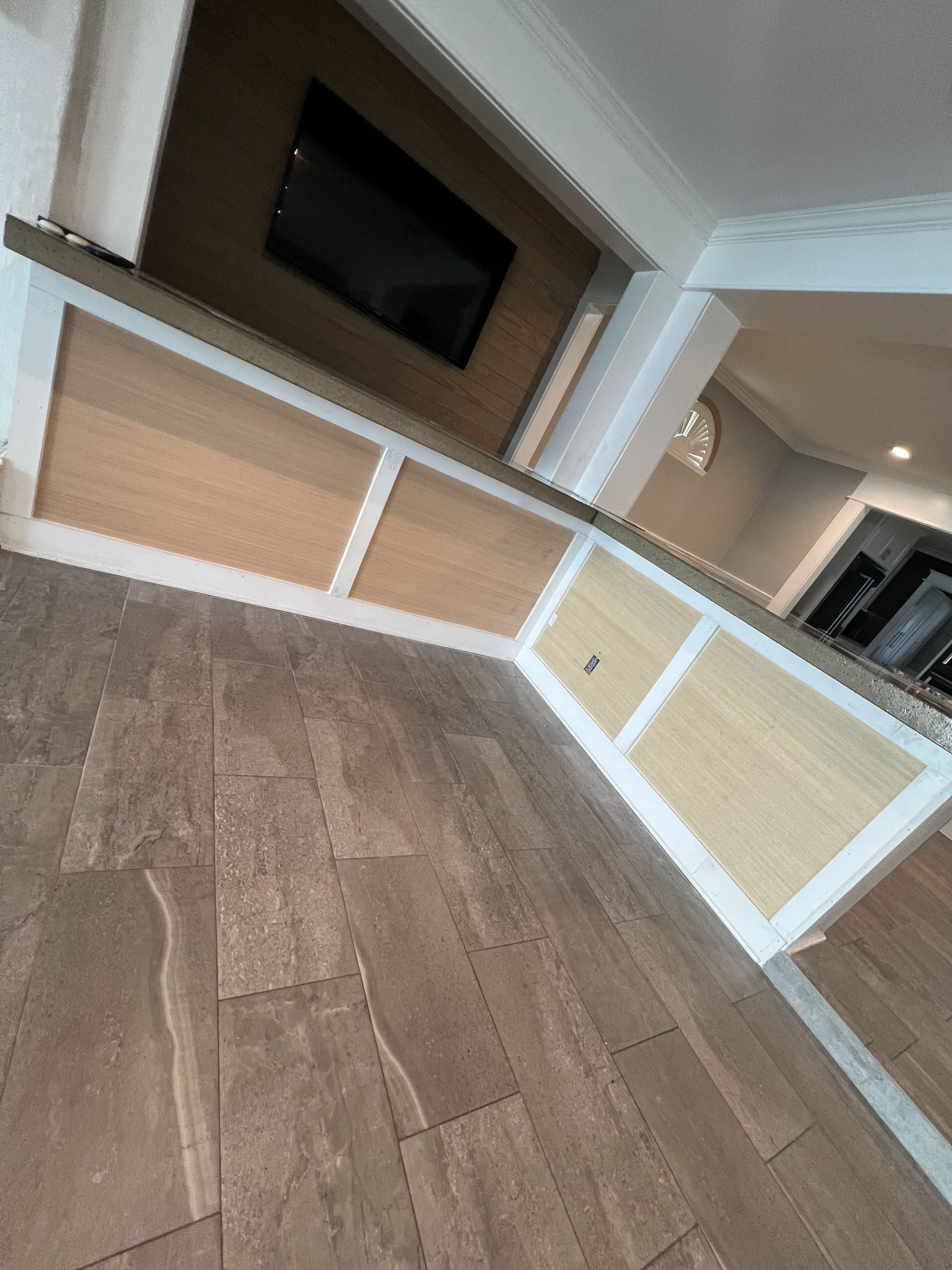 A living room with a flat screen tv on the wall.